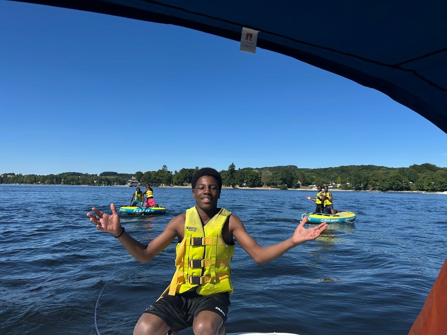 Jeune souriant lors d'une sortie nautique organisée par l'AGPR