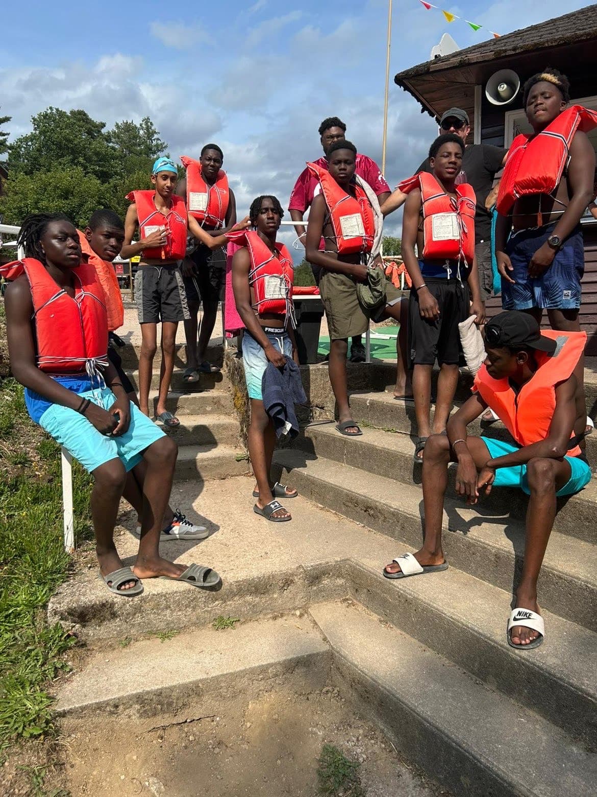 Groupe de jeunes en gilets orange lors d'une sortie nautique AGPR