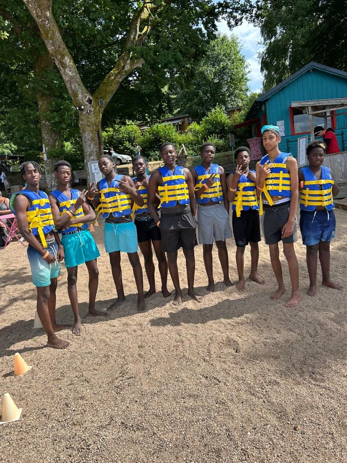 Groupe de jeunes en gilets de sauvetage
