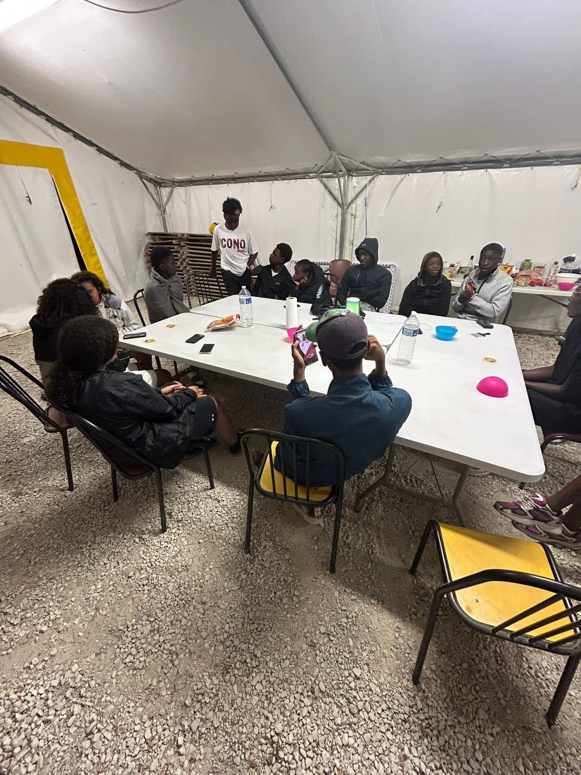 Jeunes réunis autour d'une table lors d'une activité AGPR